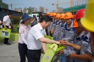 市委副書記、市長錢三雄等一行慰問奮戰(zhàn)在高溫一線建設(shè)工人